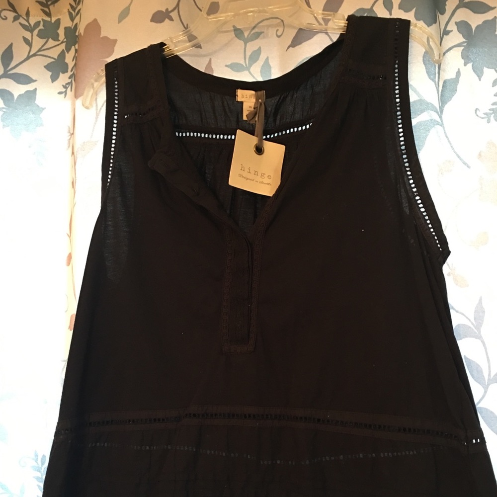 Hinge Women’s Sleeveless top, Medium, Black